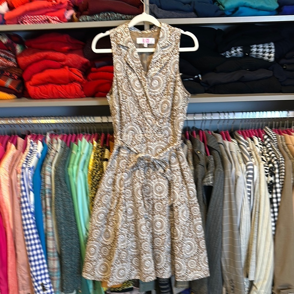 9 & Co. tan/white print sleeveless front tie v neck side zip closure dress 8